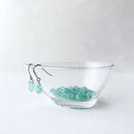 ひとつぶチェコドロップのピアス クラック エメラルド No.010D