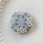 刺繍くるみボタン（ヘアゴム/ブローチ）