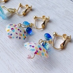 【新作】梅雨限定 傘と雫のチェコビーズ  イヤリング（カラフル）      ピアス変更OK アレルギー対応