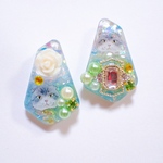 煌めくビジューのイヤリング レジン 薔薇 パール ビジュー 水色 猫 ねこ