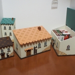 幅広型の木製小物入れハウス　テラコッタ屋根