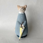 傘を持つ猫　見上げる（ミルクティー×白）