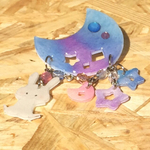 ぷにぷにほっぺの月と星のブローチ