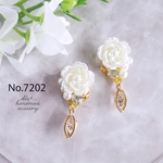 No.7202　ホワイトフラワーとビジューとパールピアス/イヤリング