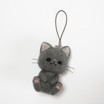 グレーの猫さん（ストラップ）