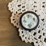 新作♡カモミールリースの刺繍ミニブローチ