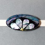 螺鈿の帯留め、花と空