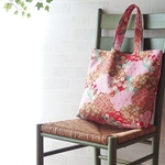 和柄のトートバッグ　雲と花文様