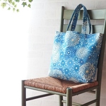 和柄のトートバッグ　ブルーの菊柄