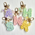 ❁新作❁お花畑のイニシャルレジンキーホルダー
