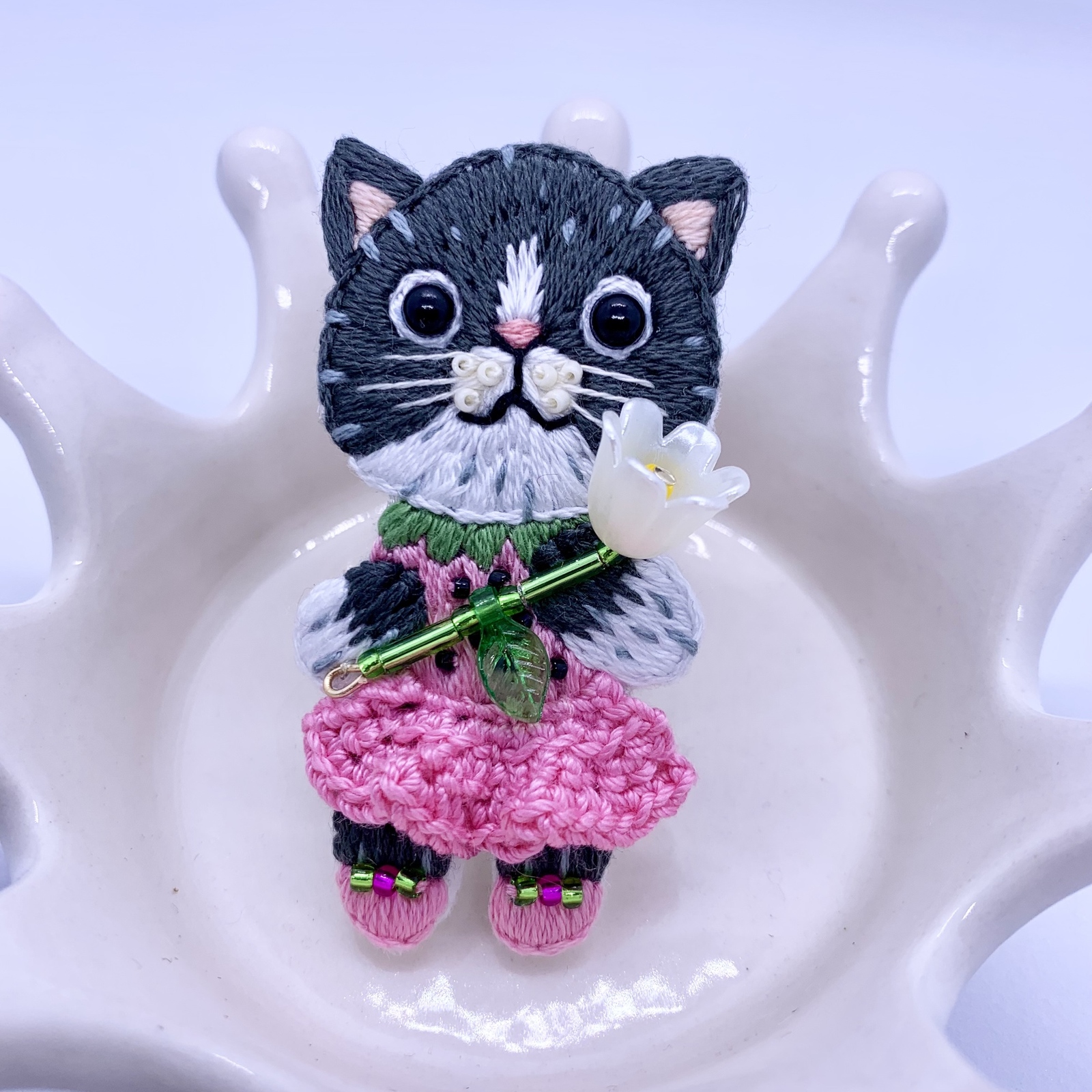 イチゴドレスのハチクロ猫の手刺繍ブローチ