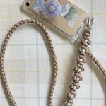 【  お花編みスマホショルダー🌼*･ 】 ストラップホルダー付き\★/ カラー:くすみピンク×ベージュ