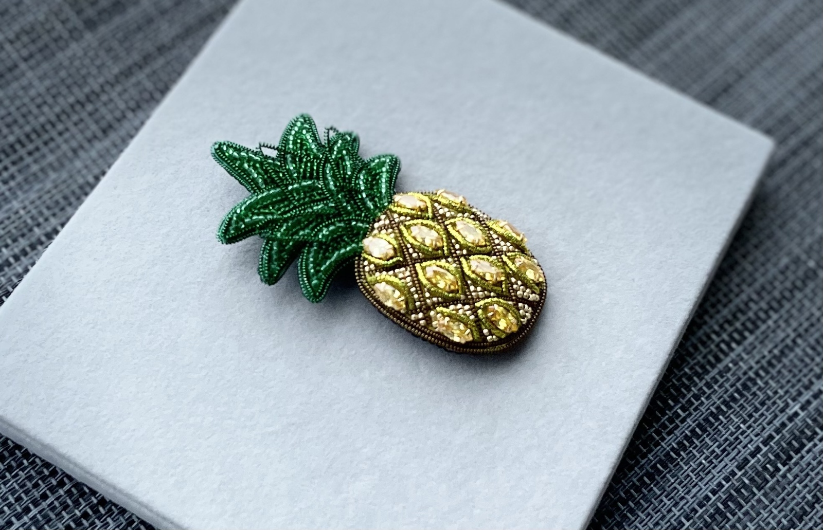 こり パイナップル レモンビーズ刺繍 ブローチ ハンドメイドアクセサリ ビーズ 刺繍 ブローチ ハンドメイド レモン No.311 - メルカリ
