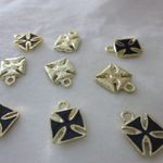 金属パーツ チャーム 十字　ブラック 金 9mm 10個セット[4582434307055]