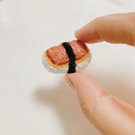 スパムおにぎりな刺繍ブローチ