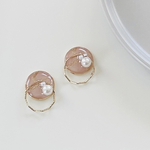 パールとゴールドのリング輝くピアス