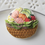 《受注制作》【サーモンとアボカドのごちそうサラダ🥗】刺繍 ブローチ 