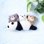 主役級！羊毛フェルトブローチ　くまの３兄弟（寝そべりパンダ）