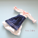 22cmドールサイズ　刺繍のワンピースとエプロンのセット