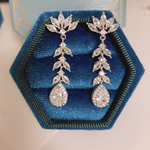 ビジューピアス・イヤリング　揺れる　結婚式　花嫁　ブライダル　ウェディングピアス　お呼ばれ　華奢　披露宴