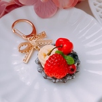 フルーツたっぷりり　いちごとさくらんぼが主役　チョコタルト　リボンホルダー☆フェイクスイーツ☆食品サンプル☆スイーツデコ ☆クレイケーキ☆チェリー☆キーチャーム