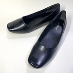 「幅広3E」バイカラー合皮チャンキーヒールパンプス(Wブラック)4cmヒール / 21.5〜27.0cm