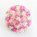 ピンクの小花リース 刺繍ブローチ 