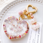 【ꫛꫀꪝ✧‧˚】フラワーHeartのシャカシャカキーホルダー　ハンドメイドレジン　キーホルダー　ハンドメイドキーホルダー　シャカシャカキーホルダー　シャカシャカ　シェイカー　アンティーク　猫　うさぎ