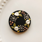 刺繍くるみボタン（ヘアゴム/ブローチ）