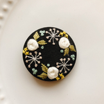 刺繍くるみボタン（ヘアゴム/ブローチ）