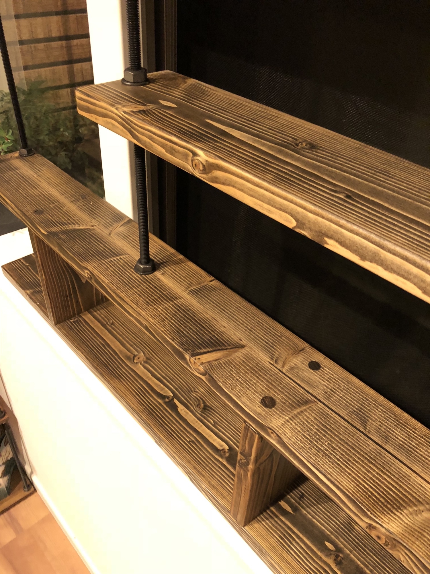 TVで紹介！窓枠における収納棚！窓枠ラック☆木目強調☆窓枠インテリア