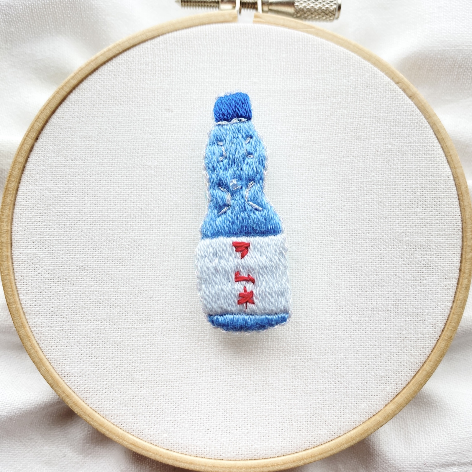 ラムネ瓶の刺繍ブローチ(アクア) - chikuchiko | minne byGMO