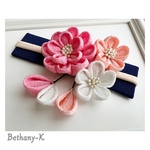 再販１ひな祭りやお食い初めに◆4.5cmカメリアの可愛い和モダン髪飾り(下がり付き)◆白×桜×桃色の自分でもママでも簡単につけられるつまみ細工_BETHANY- KベサニK製作所