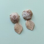 インド刺繍リボンの耳飾り　リーフ2