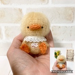 レースのつけ襟が可愛い小さなあみぐるみアヒルちゃん(草木染め糸使用)(ラッピング無料)(オプションでキーホルダー可能)