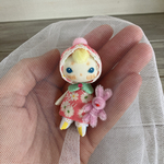 うさぎさんを持ったお人形さん