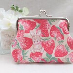 再販✨　たっぷりイチゴとうさぎさん　角10cm がま口👛　小銭入れ　小物入れ　 ハンドメイド　苺　うさぎ　クリーム　花柄　ピンク　プレゼントにも