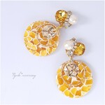 夏　大ぶりイエロータイル揺れる大ぶりピアス/イヤリング