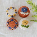 つぶつぶお花刺繍のブローチ⑱
