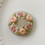 刺繍くるみボタン（ヘアゴム/ブローチ）