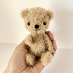 小さなベージュモヘアのテディベア