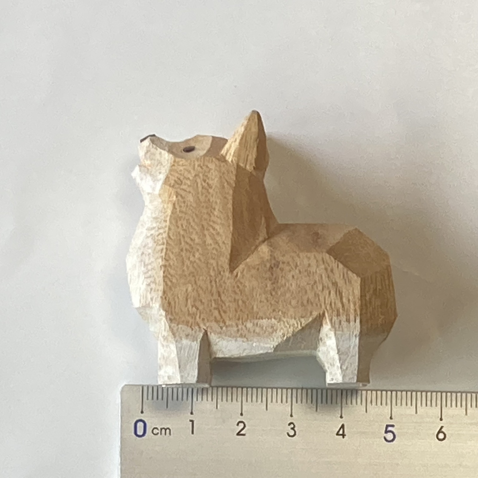 木彫りのコーギー（制作中） 木彫りのコーギー（制作中） （木彫りのコーギー（コロコロ