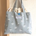 あおりポケットの巾着バッグ☆小花柄ブルーグレー5160②・トートバッグ・サブバッグ