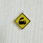 新作！道路標識🚥 踏切あり　ピアス　アクリル　個性的　ピアス　イヤリング変更可　アレルギー対応可　片耳