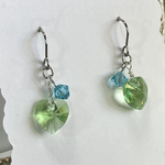 ハートのペリドットのピアス／イヤリング　金具変更可♡ アレルギー対応　スワロフスキー　緑　水色　グリーン　小ぶり　揺れる　さわやか　