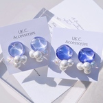 水面のゆらぎとパールのピアス/イヤリング｜ネイビー ブルー 透明感 涼しげ 金属アレルギー対応 サージカルステンレスピアス チタンピアス 樹脂ピアス  青 揺れる 大ぶり リゾート 夏 アイスブルー