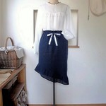 紺色イレギュラーヘムタイトスカート