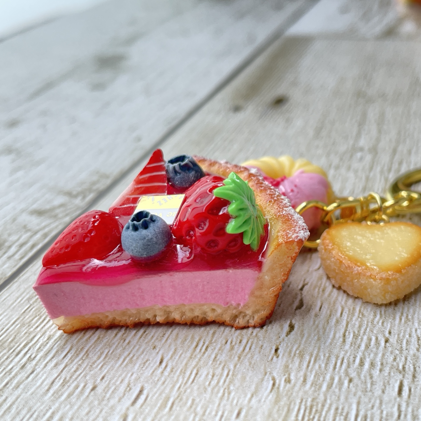 受注生産》♡たっぷりいちごのベリータルトキーホルダー♡フェイク