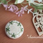 「再販」シロツメクサのリースの刺繍ブローチ