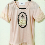 ドレスを着たマネキンのレース付きピンクＴシャツ
